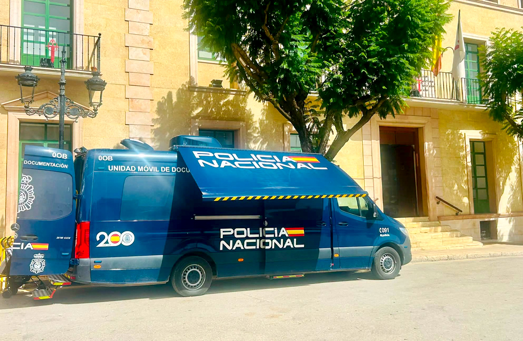 El servicio m�vil de la Polic�a Nacional para expedir el DNI y Pasaporte se suspende durante julio y agosto
